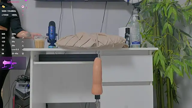 Snapshot of luckyalice_ chatting on November 9, 7:56 pm luckyalice online show from November 9, 7:56 pm