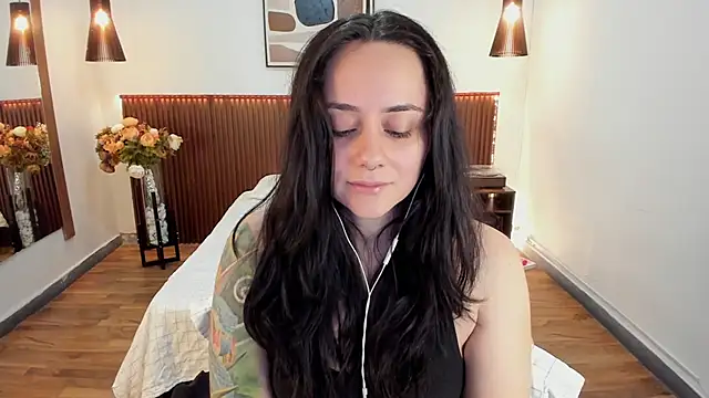 Snapshot of KatherineBond chatting on June 8, 8:09 pm KatherineBond online show from June 8, 8:09 pm