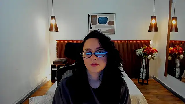 KatherineBond online show from August 5, 4:10 pm