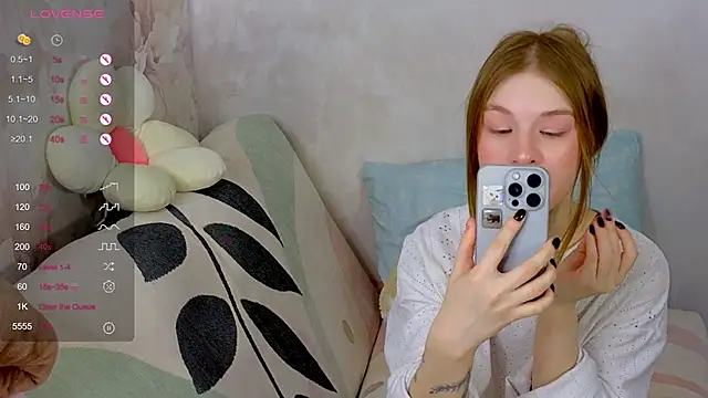 Snapshot of TrissMerigold9 chatting on October 28, 9:24 am TrissMerigold9 online show from October 28, 9:24 am