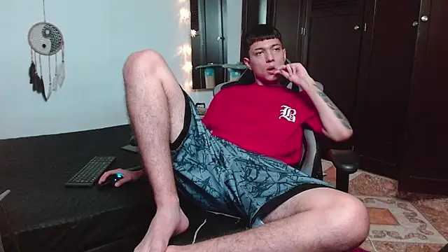 Snapshot of aaron_blug chatting on December 22, 12:17 am aaron blug online show from December 22, 12:17 am