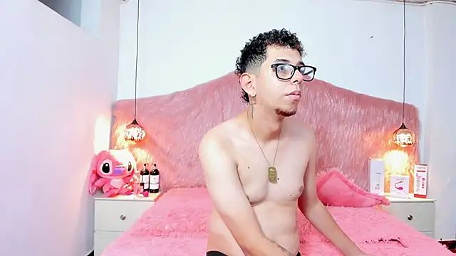 Derek and Skarlet online show from December 5, 6:37 pm