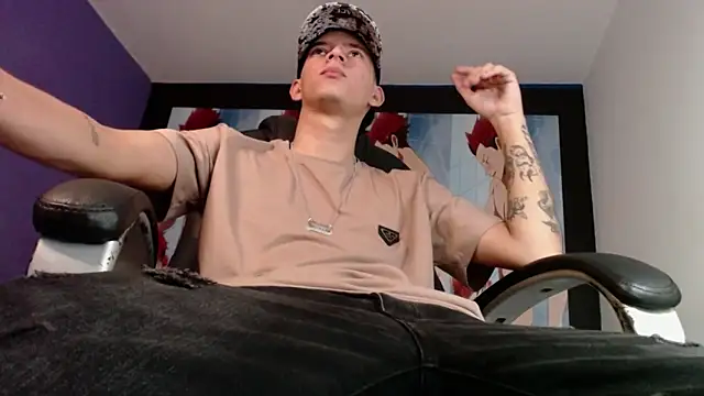 Snapshot of FrannBoy chatting on January 6, 7:56 pm FrannBoy online show from January 6, 7:56 pm