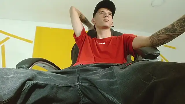 Snapshot of FrannBoy chatting on March 1, 1:00 am FrannBoy online show from March 1, 1:00 am