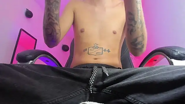 Snapshot of FrannBoy chatting on March 1, 7:04 pm FrannBoy online show from March 1, 7:04 pm