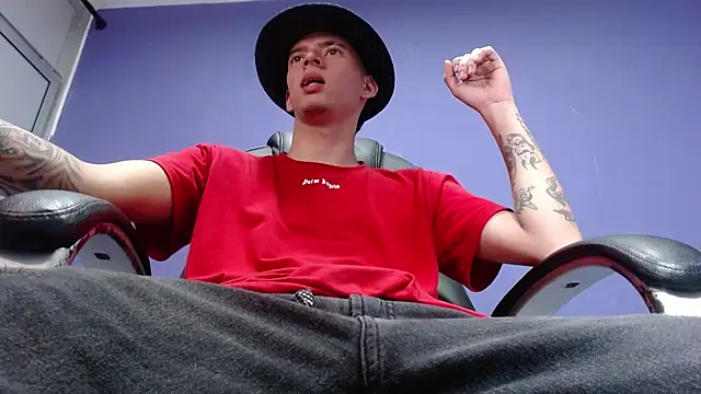 Snapshot of FrannBoy chatting on March 5, 3:29 am FrannBoy online show from March 5, 3:29 am