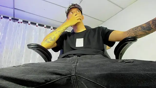 Snapshot of FrannBoy chatting on March 6, 7:32 pm FrannBoy online show from March 6, 7:32 pm