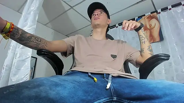 Snapshot of FrannBoy chatting on March 20, 5:36 pm FrannBoy online show from March 20, 5:36 pm