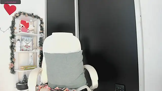 Snapshot of UrNewFantasy chatting on December 23, 12:46 am UrNewFantasy online show from December 23, 12:46 am