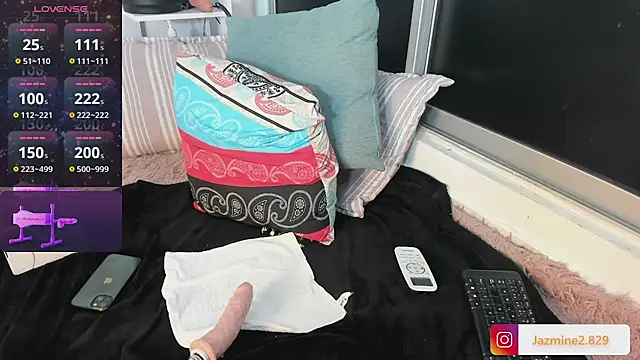 Snapshot of UrNewFantasy chatting on December 28, 11:37 pm UrNewFantasy online show from December 28, 11:37 pm