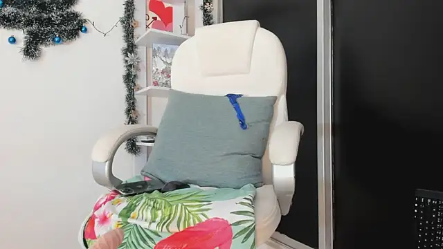 Snapshot of UrNewFantasy chatting on January 5, 2:41 pm UrNewFantasy online show from January 5, 2:41 pm