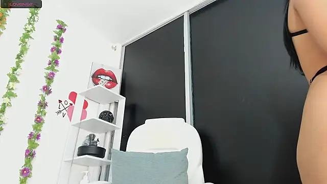 Snapshot of UrNewFantasy chatting on January 22, 9:54 pm UrNewFantasy online show from January 22, 9:54 pm