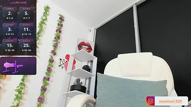 Snapshot of UrNewFantasy chatting on January 23, 10:44 pm UrNewFantasy online show from January 23, 10:44 pm