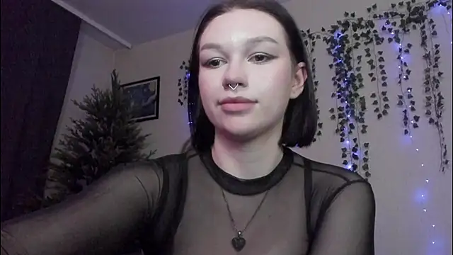 Snapshot of Emmy_m00n chatting on December 4, 11:41 am Emmy m00n online show from December 4, 11:41 am