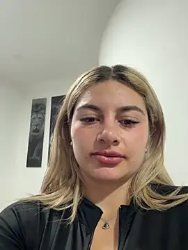 Snapshot of AtheneaRossi chatting on February 17, 12:07 am AtheneaRossi online show from February 17, 12:07 am