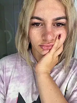 Snapshot of AtheneaRossi chatting on February 27, 9:42 am AtheneaRossi online show from February 27, 9:42 am