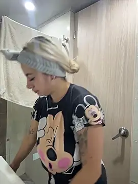 Snapshot of AtheneaRossi chatting on March 10, 10:42 am AtheneaRossi online show from March 10, 10:42 am