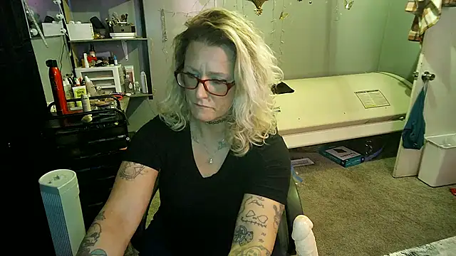 Lisalovely6981 online show from February 24, 11:41 pm