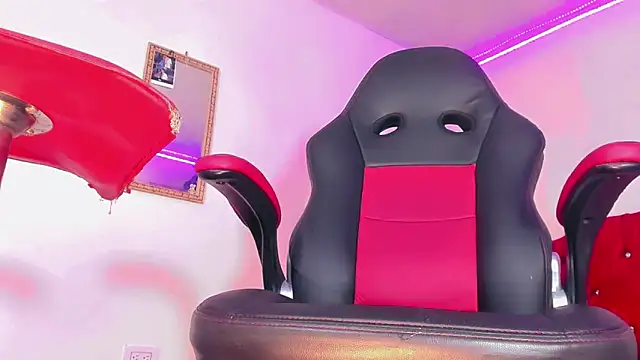 Snapshot of naomy__xx chatting on February 6, 10:32 pm naomy xx online show from February 6, 10:32 pm