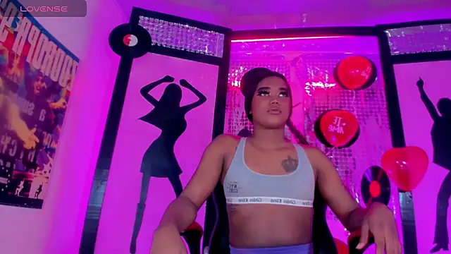 Snapshot of naomy__xx chatting on February 15, 4:45 pm naomy xx online show from February 15, 4:45 pm