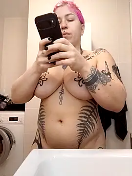 Snapshot of divine_eve chatting on October 19, 2:29 pm divine eve online show from October 19, 2:29 pm