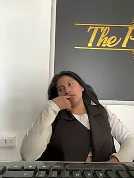 LinnaGardenia online show from December 19, 4:46 pm