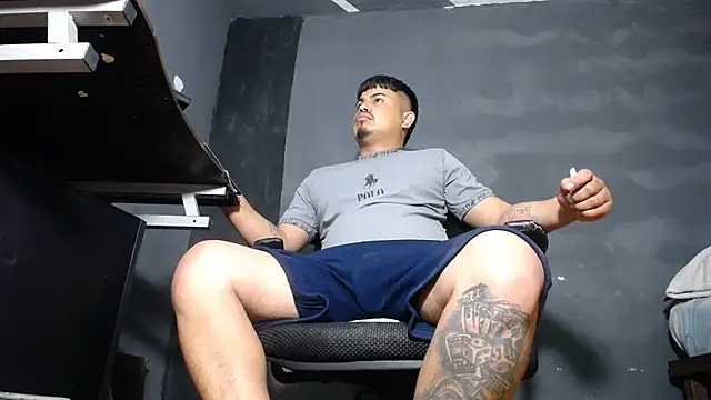 Snapshot of DickMasterfindom chatting on September 23, 2:47 am DickMasterfindom online show from September 23, 2:47 am