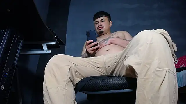 Snapshot of DickMasterfindom chatting on September 28, 6:35 pm DickMasterfindom online show from September 28, 6:35 pm