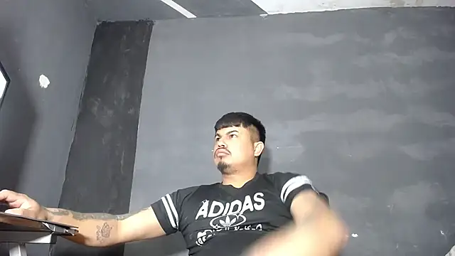 Snapshot of DickMasterfindom chatting on October 2, 2:07 am DickMasterfindom online show from October 2, 2:07 am