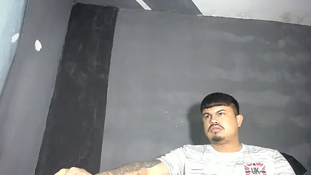 Snapshot of DickMasterfindom chatting on October 4, 2:20 am DickMasterfindom online show from October 4, 2:20 am