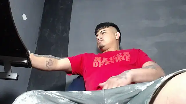 Snapshot of DickMasterfindom chatting on October 30, 4:36 am DickMasterfindom online show from October 30, 4:36 am