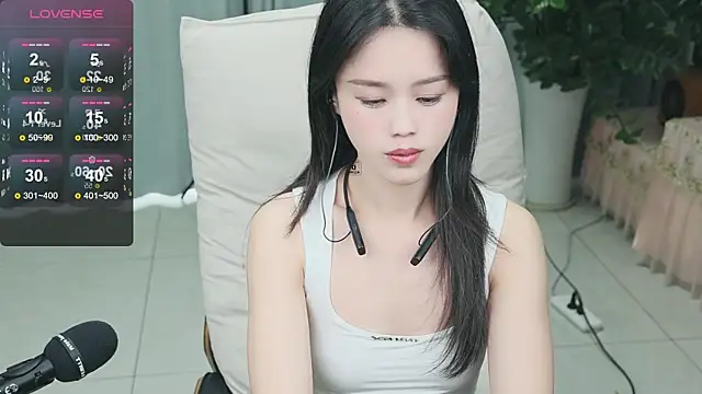 Snapshot of _YouY_ chatting on January 30, 4:27 am YouY online show from January 30, 4:27 am