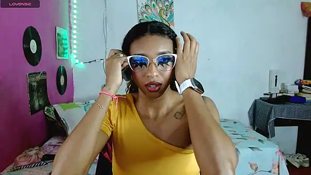 Snapshot of sensitive_brunette chatting on February 20, 11:54 pm sensitive brunette online show from February 20, 11:54 pm