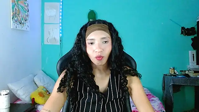 Snapshot of sensitive_brunette chatting on April 23, 1:51 am sensitive brunette online show from April 23, 1:51 am