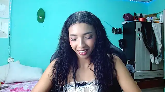 Snapshot of sensitive_brunette chatting on April 24, 11:40 pm sensitive brunette online show from April 24, 11:40 pm