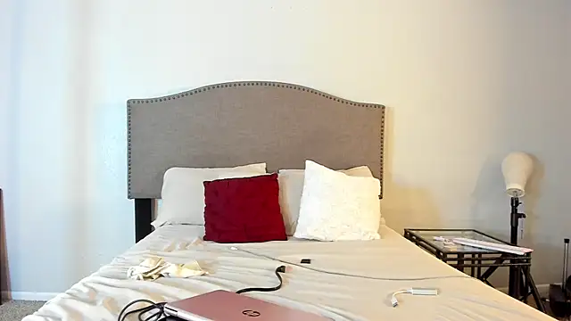 yiauana online show from October 5, 11:35 pm