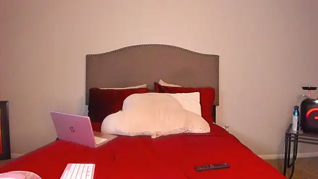 yiauana online show from December 4, 3:49 am