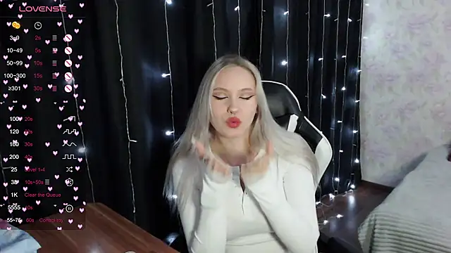 Snapshot of VikaPowers chatting on March 8, 8:25 pm VikaPowers online show from March 8, 8:25 pm