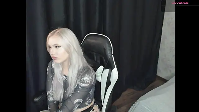 Snapshot of VikaPowers chatting on April 6, 7:37 pm VikaPowers online show from April 6, 7:37 pm