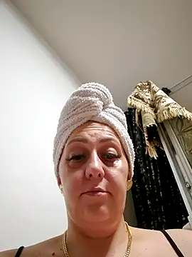 AvaLloyd online show from February 1, 7:44 pm