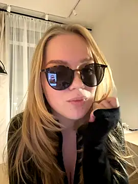 Snapshot of Little_Forest_ELF chatting on November 19, 6:19 pm Little Forest ELF online show from November 19, 6:19 pm