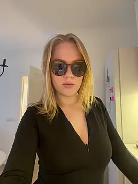 Snapshot of Little_Forest_ELF chatting on December 5, 6:44 am Little Forest ELF online show from December 5, 6:44 am