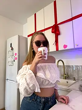 Snapshot of Little_Forest_ELF chatting on December 23, 9:18 am Little Forest ELF online show from December 23, 9:18 am