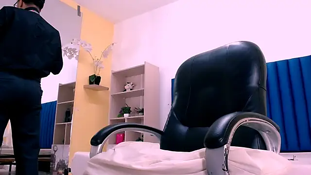 MilanZaire online show from January 18, 6:01 pm