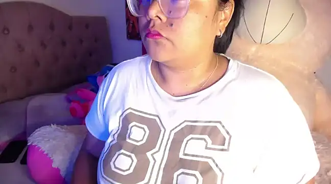 Snapshot of KittyHot20 chatting on February 28, 1:05 am KittyHot20 online show from February 28, 1:05 am