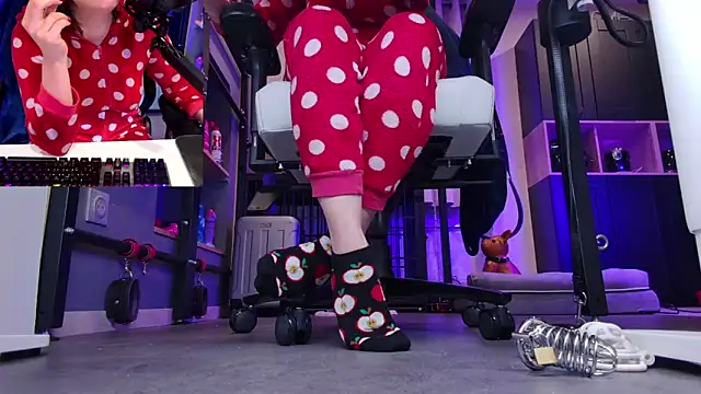 LadyPineapple online show from January 4, 3:39 pm
