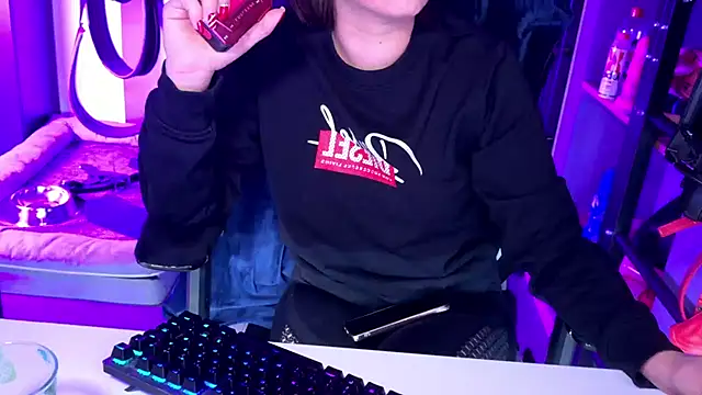 LadyPineapple online show from January 6, 9:08 am