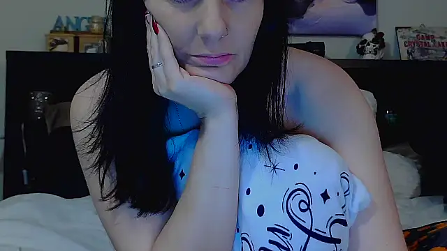 Snapshot of CrystalLakeXO chatting on November 1, 5:20 am CrystalLakeXO online show from November 1, 5:20 am