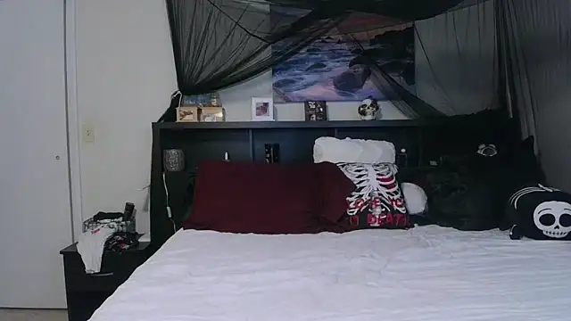 CrystalLakeXO online show from April 29, 4:38 am