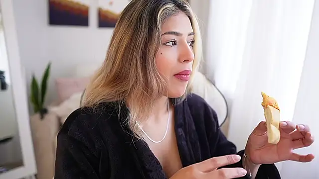 Snapshot of SaraParisi chatting on January 4, 1:42 pm SaraParisi online show from January 4, 1:42 pm